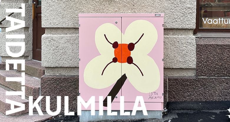 Taidetta kulmilla -teksti ja maalattu jakokaappi, jossa vaalea kukka pinkillä taustalla